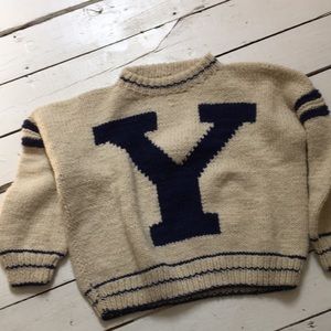 Yale Sweater vintage. Adult